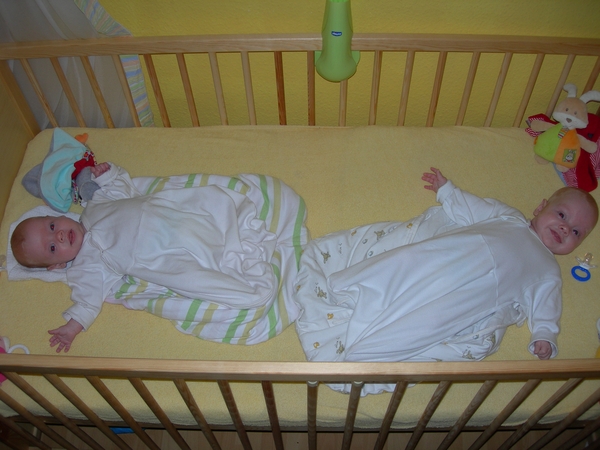 Lars und Sophie Schmeling auf dem Kinderbett im Schlafanzug - Nachtgespenster