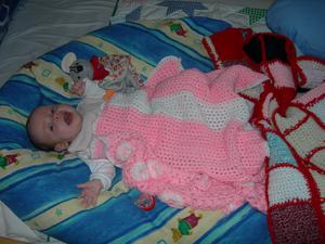 Sophie mit der gehäkelten Decke von Oma Ingrid