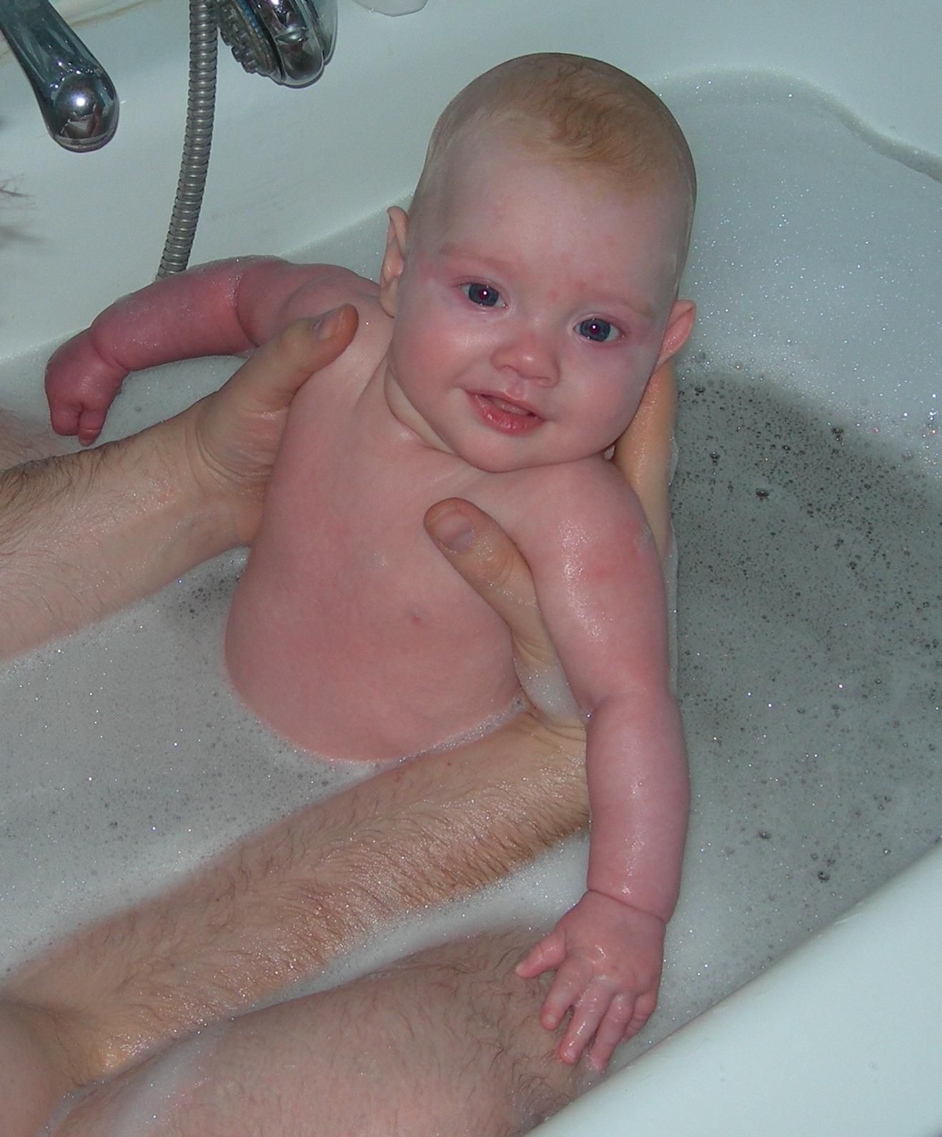 Lars in der Badewanne