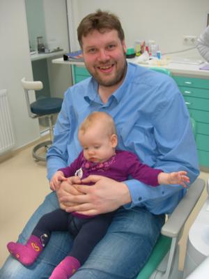 Sophie beim ersten Zahnarztbesuch