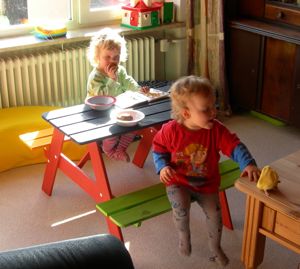 Lars und Sophie auf ihrer Bank