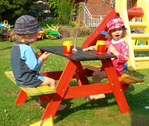 Lars und Sophie beim Kekse essen im Garten