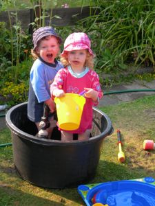 Lars und Sophie beim Spiel im Wasserbottich