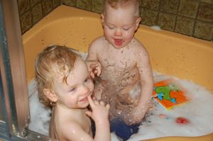 Lars und Sophie Schmeling beim Baden 