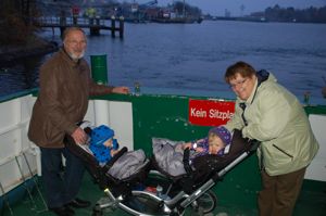 Lars und Sophie mit Opa Wolfgang und Oma Birgit