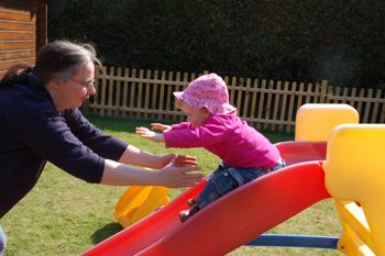 Sophe rutscht Tante Jenny entgegen