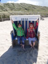 Lars und Sophie im Strandkorb