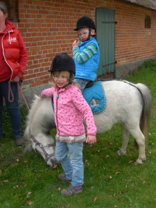 Lars und Sophie auf dem Ponyhof